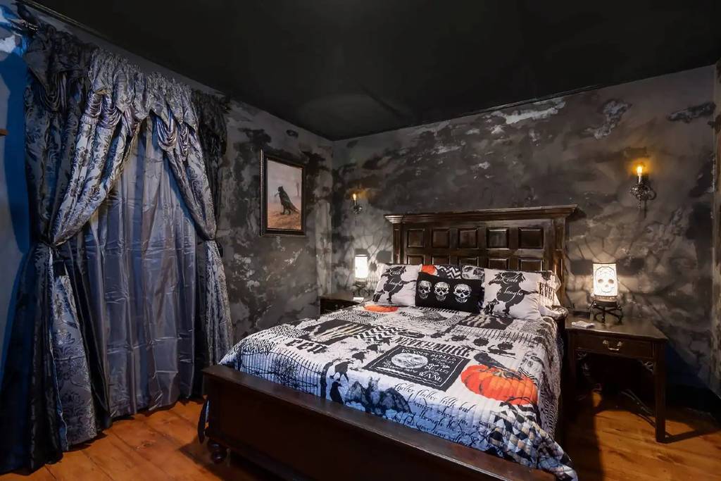 Bedroom in Warlock House Airbnb