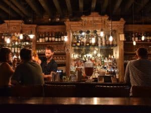 Bartender and bar at Fraunces Tavern